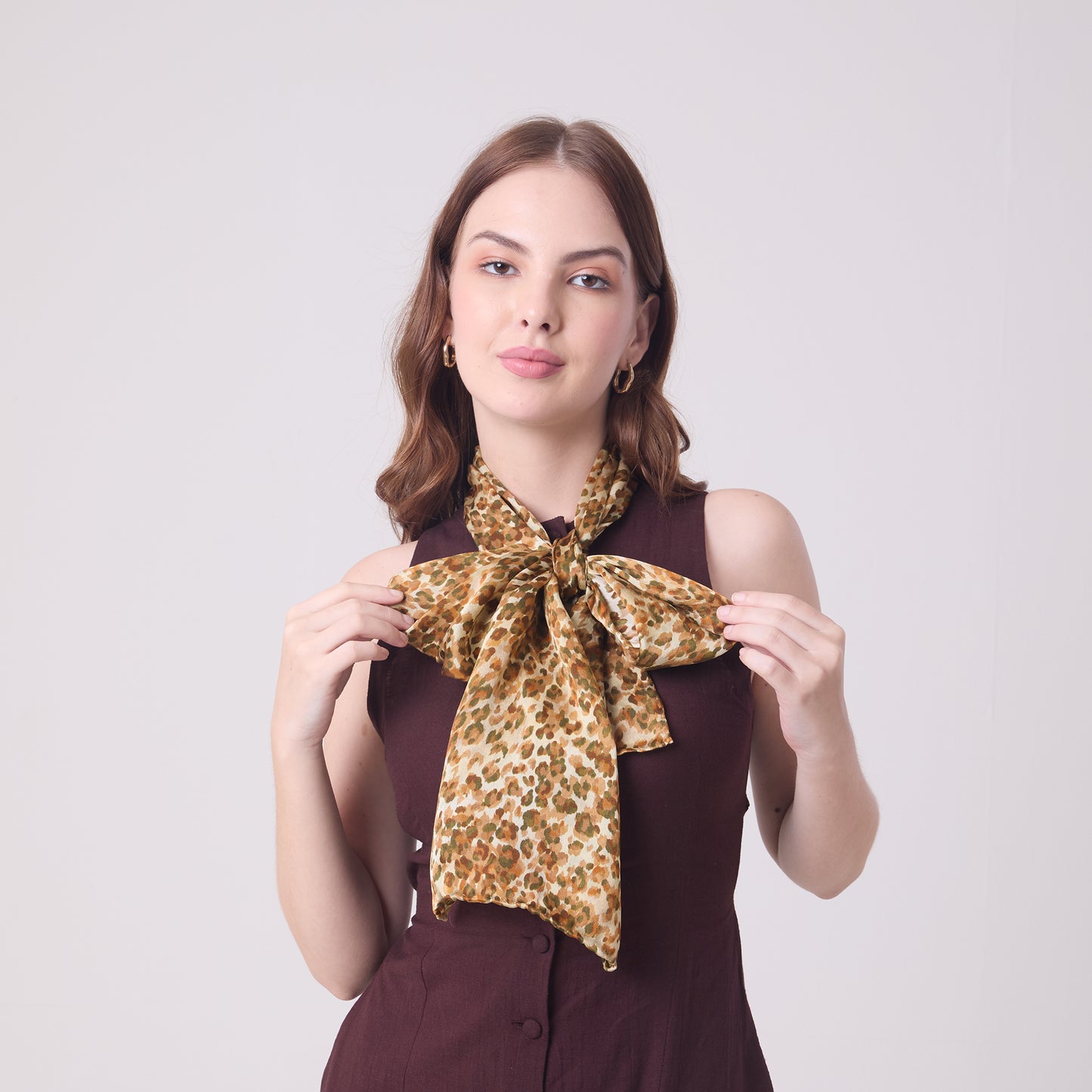 LONG HANDROLL HEMMED SCARF LEOPARD